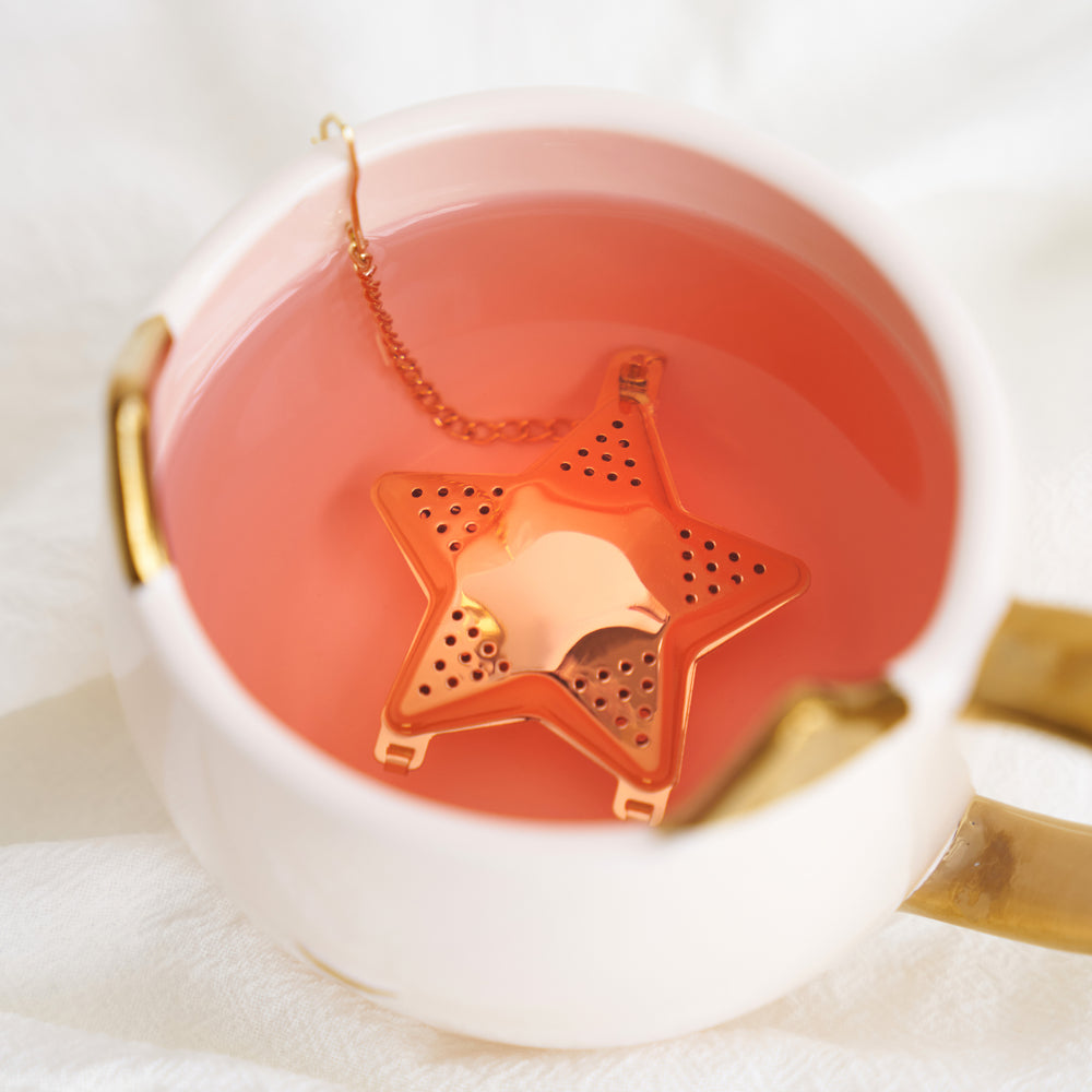 CONVENIENT CHAIN HOOKS ONTO THE EDGE OF MUGS - Brew your tea perfectly to your liking. The tea infuser chain hooks right onto your favorite trendy tea mug, so you can pull it out at the right moment.