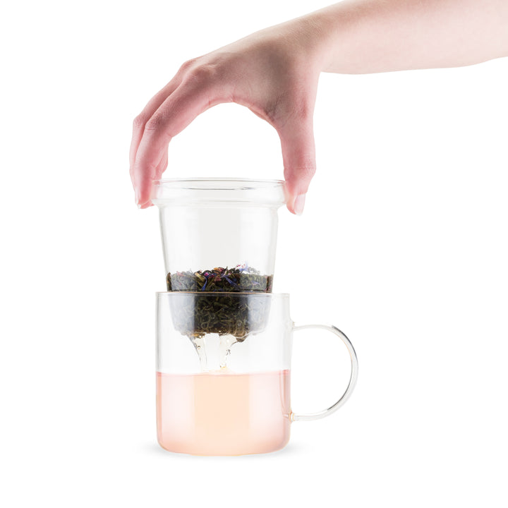 CUTE GIFT CLEAR TEA CUP WITH STRAINER  - Looking for a gift for a tea lover who has it all? Gift them this tea infuser cup! Complete with a lid and strainer, this mug is a perfect going-away to college gift, teacher appreciation gift, and more.